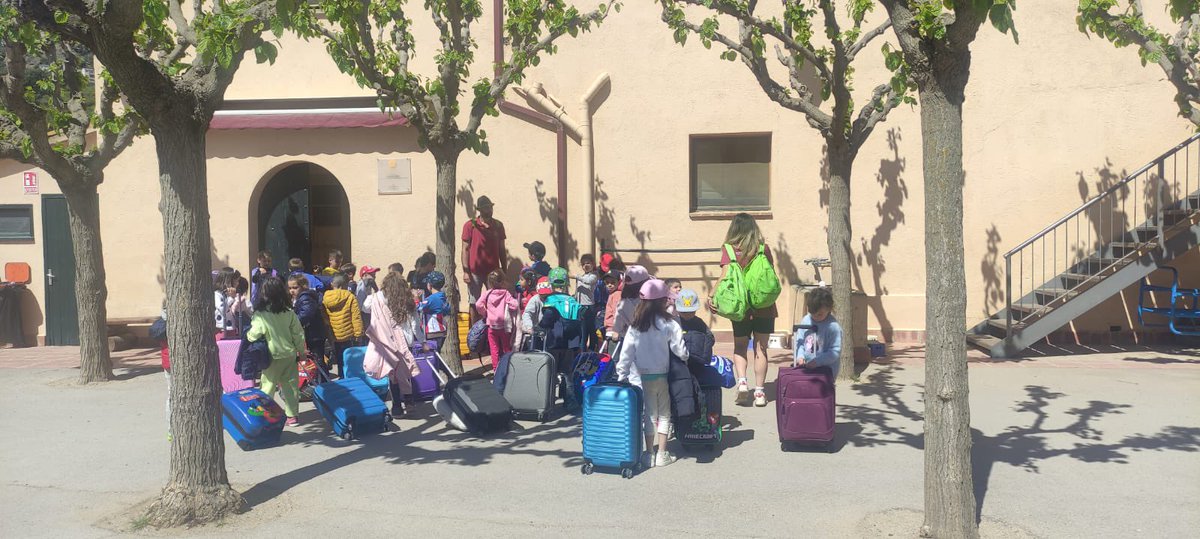 MareMolas_Reus's tweet image. Els nens i les nenes d’I5 ja estem gaudint de les colònies. Ens ha rebut l'astronauta Vladimir i ja hem començat la nosta aventura!!! #totsjuntsfemescola