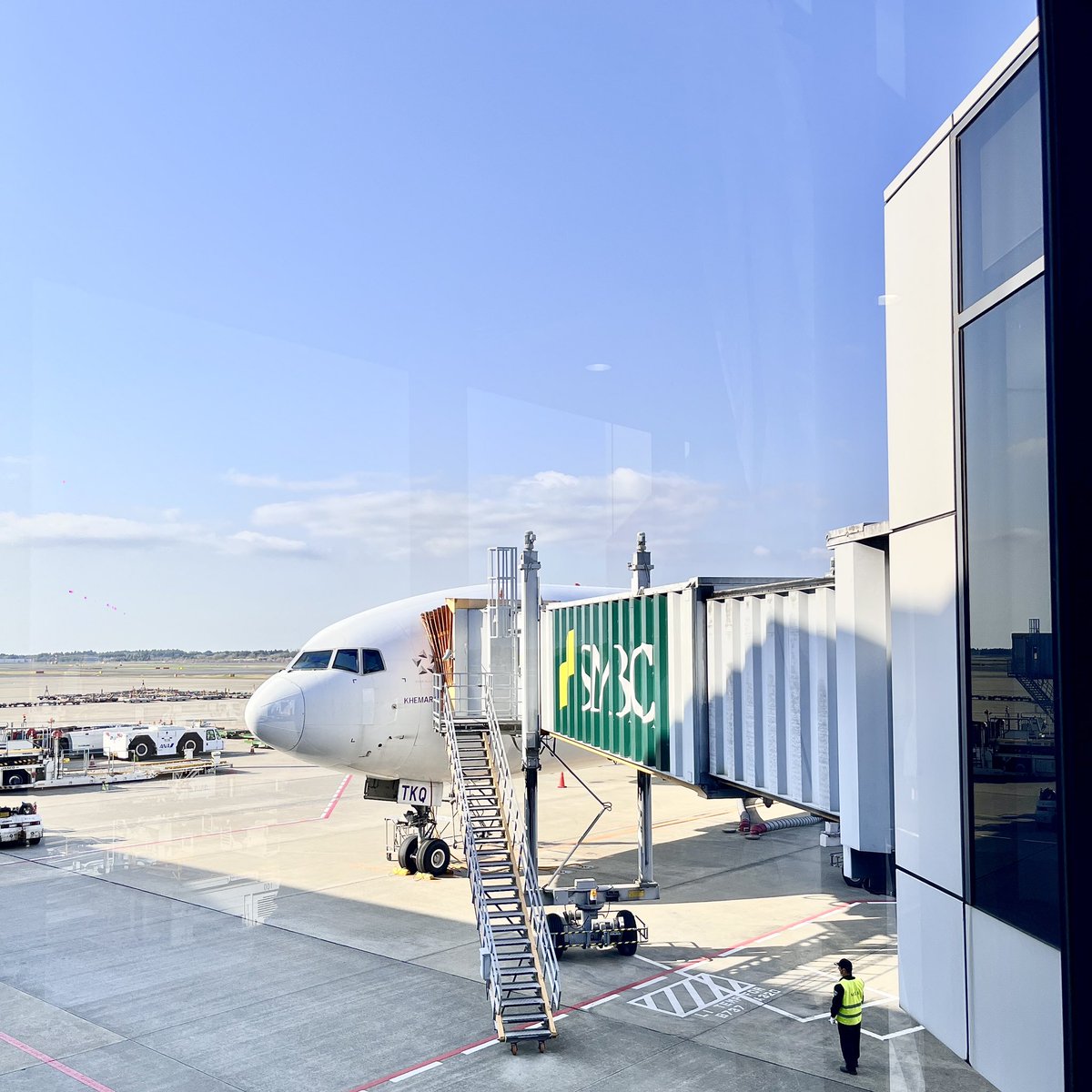 nomnammss's tweet photo. ไปญี่ปุ่นรอบนี้เรานั่งของการบินไทยค้าบ ไฟล์ท TG642✈️ ที่นั่งโอเคเลยไม่แคบมาก แต่จอแอบกดไม่ค่อยติด🥹 ใช้เวลาเดินทางประมาณ 6 ชม. แอร์ก็จะเสิร์ฟอาหารว่าง เครื่องดื่ม และอาหารเช้า✨ เราเลือกเป็นผัดไทกุ้งสด🦐 อร่อยมากเลยคับ ถึงญี่ปุ่นประมาณ8โมงเช้าคับ💗🙌🏻 #รีวิว #การบินไทย #nomnamms https://t.co/1JW8BEtZXh