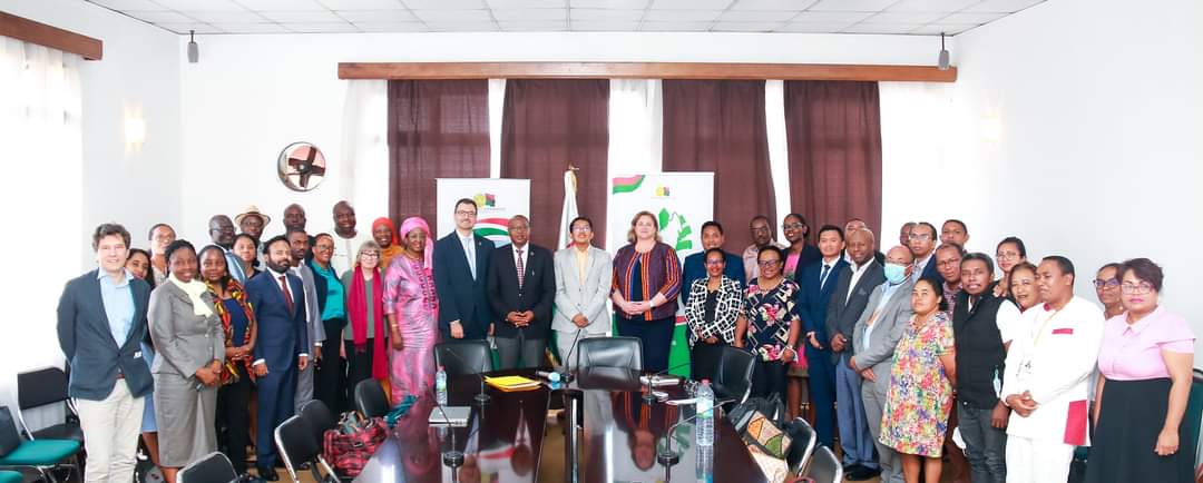 Ministeran'ny Fahasalamam-bahoaka (@msanp_mada) on Twitter photo ✔️Réunion de restitution de la mission OMS Genève HQ et OMS Afrique pour l'appui de Madagascar 🇲🇬 sur ses priorités.
✔️Les partenaires sont prêts à renforcer la coopération avec le gouvernement actuel pour améliorer le système de santé à Madagascar.
#SantépourTous
<a href="/OMSMadagascar/">OMS Madagascar</a> ✔️Réunion de restitution de la mission OMS Genève HQ et OMS Afrique pour l'appui de Madagascar 🇲🇬 sur ses priorités.
✔️Les partenaires sont prêts à renforcer la coopération avec le gouvernement actuel pour améliorer le système de santé à Madagascar.
#SantépourTous
<a href="/OMSMadagascar/">OMS Madagascar</a>