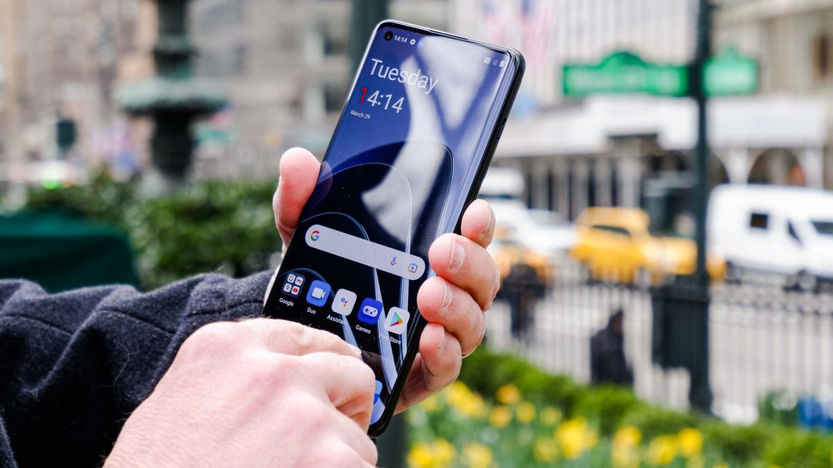 A sneaky iPhone scam involves thieves watching people as they enter their passcode before stealing and accessing their phones. And it works with Android phones, too. 
#iPhone 
#Android 
#DataTheft 

tomsguide.com/uk/news/iphone…