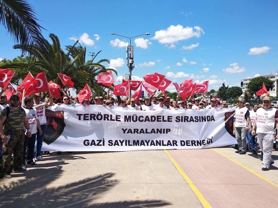 #Halebak
Koskoca @MHP_Bilgi  Başkanı Sayın @dbdevletbahceli  Terörle mücadelede yaralanıp gazi sayilmayan Kahramanlara söz veriyor ancak Yerine getirmiyorsun.
Çok yazık.
@UlviYonter 
@erkanakcay45 
@ersoyruhi 
@arzuerdemDB 
@halktvcomtr 
@ekremacikel