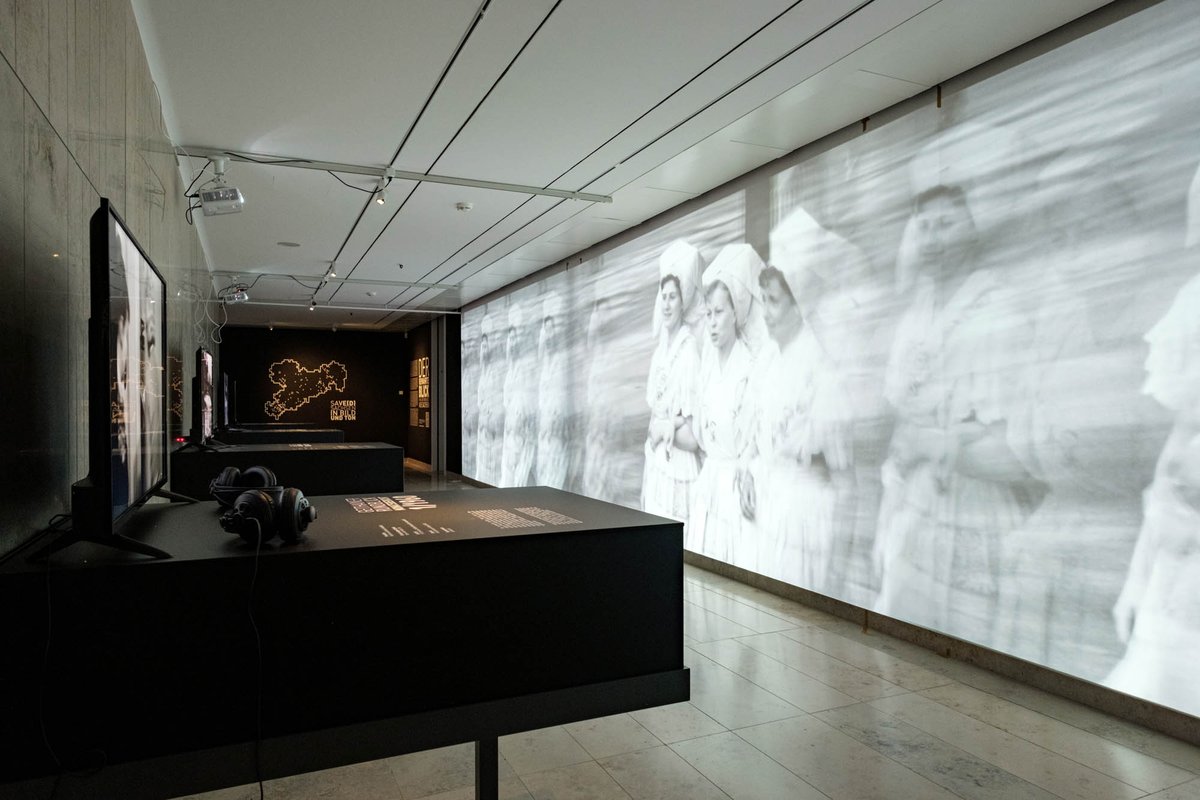 SLUBdresden's tweet photo. Heute Presserundgang durch neue Ausstellung #DerBewahrteBlick. #Sachsen aus filmischer &amp; klanglicher Perspektive. #Ausstellung stellt hist. Fundstücke vor, öffnet selbstgedrehte „Familienalben“ u. lässt hören, was mit „Selbstschnittfolien“ so alles aufgezeichnet wurde. //ar #SAVE https://t.co/YsTqSGNgy1