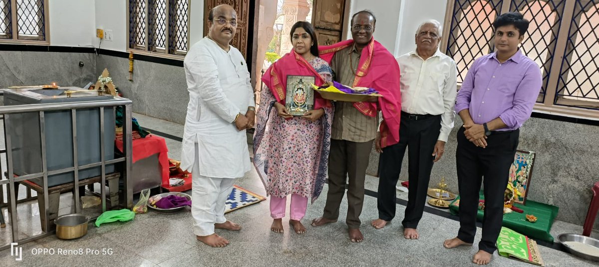 MLNARAYANAIAS's tweet photo. ಹಗರಿಬೊಮ್ಮನಹಳ್ಳಿ ಕ್ಷೇತ್ರದ ಜನತೆಯ ಒಳಿತಿಗೆ, ಗಾಯಿತ್ರಿದೇವಿ ಮಂದಿರಕ್ಕೆ ತೆರಳಿ  ಪೂಜೆ ಸಲ್ಲಿಸಿದೆ. ಎಲ್ಲರ ಪ್ರೀತಿ, ವಿಶ್ವಾಸದ ಜನ ಸೇವಕನಾಗಿ ಮುಂದೆ ಬರಲು ನಿಮ್ಮ ಹಾರೈಕೆಗಳು ಇರಲಿ.

#BJPYeBharavase #karnataka #hagaribommanahalli #bjpkarnataka https://t.co/eQmcaTfTeW