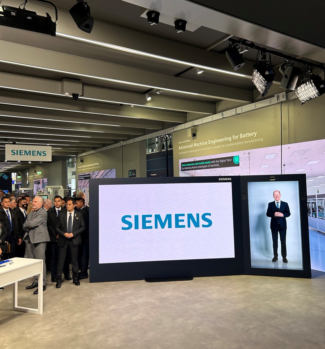 Today we kicked off #HM23!

Scalable battery production in the #IndustrialMetaverse: That's what German Chancellor Olaf Scholz &amp; President of Indonesia Joko Widodo saw at our <a href="/Siemens/">Siemens</a> booth. 🔋

Was super excited to show how we can make industry more sustainable.