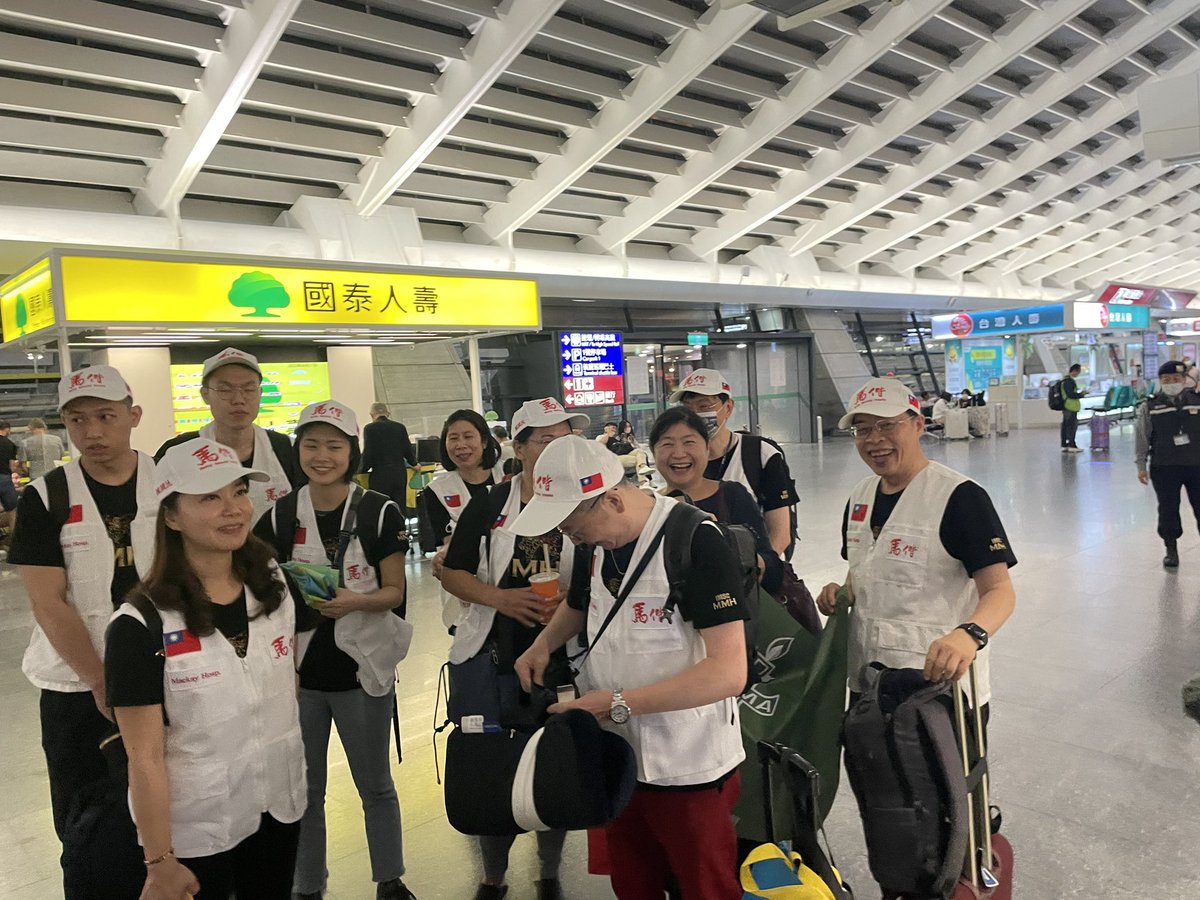 RikGlauert's tweet photo. A group of Taiwanese doctors and nurses is headed to volunteer in Ukraine. https://t.co/ppoQeCiGUC