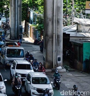 <a href="/Outstandjing/">:)</a> tolong tiang-tiang dan trotoar ini dibongkar saja, jarang dipakai. bikin macet saja