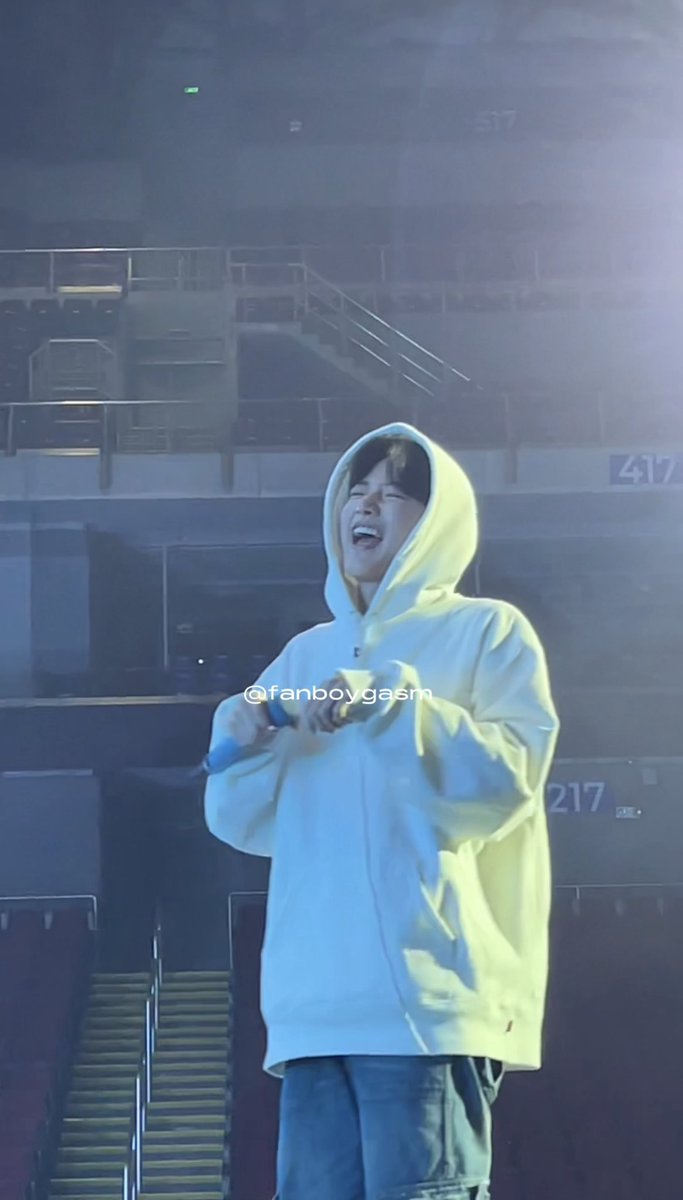 kyuchanted's tweet photo. MY BIAS NOTICED MY BANNER. PAJI NOTICED IT TOO. It was worth every penny! JIKYU NA YAN!!! 😭💙 #트레저 #TREASURE  #TREASURE_HELLO_IN_MANILA #HELLO_TOUR_IN_MANILA #Junkyu #Jihoon https://t.co/YTsUG66r0c