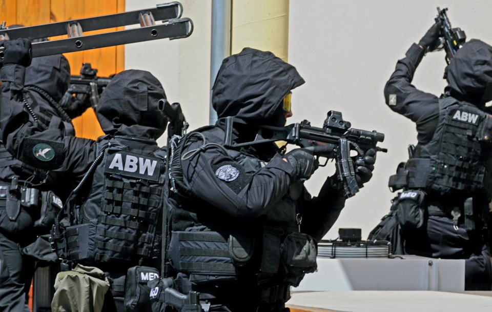 Dożywocie, pozbawienie praw publicznych i utrata emerytury... Drakońskie kary za szpiegostwo. PIS przygotował projekt zmian.
Dokładnie to samo powinno być za zdradę i donosy pisane na Polskę.
Żadna zdradziecka kurwa z PO czy kasty, nic już by nie napisała ani łapy nie podniosła.