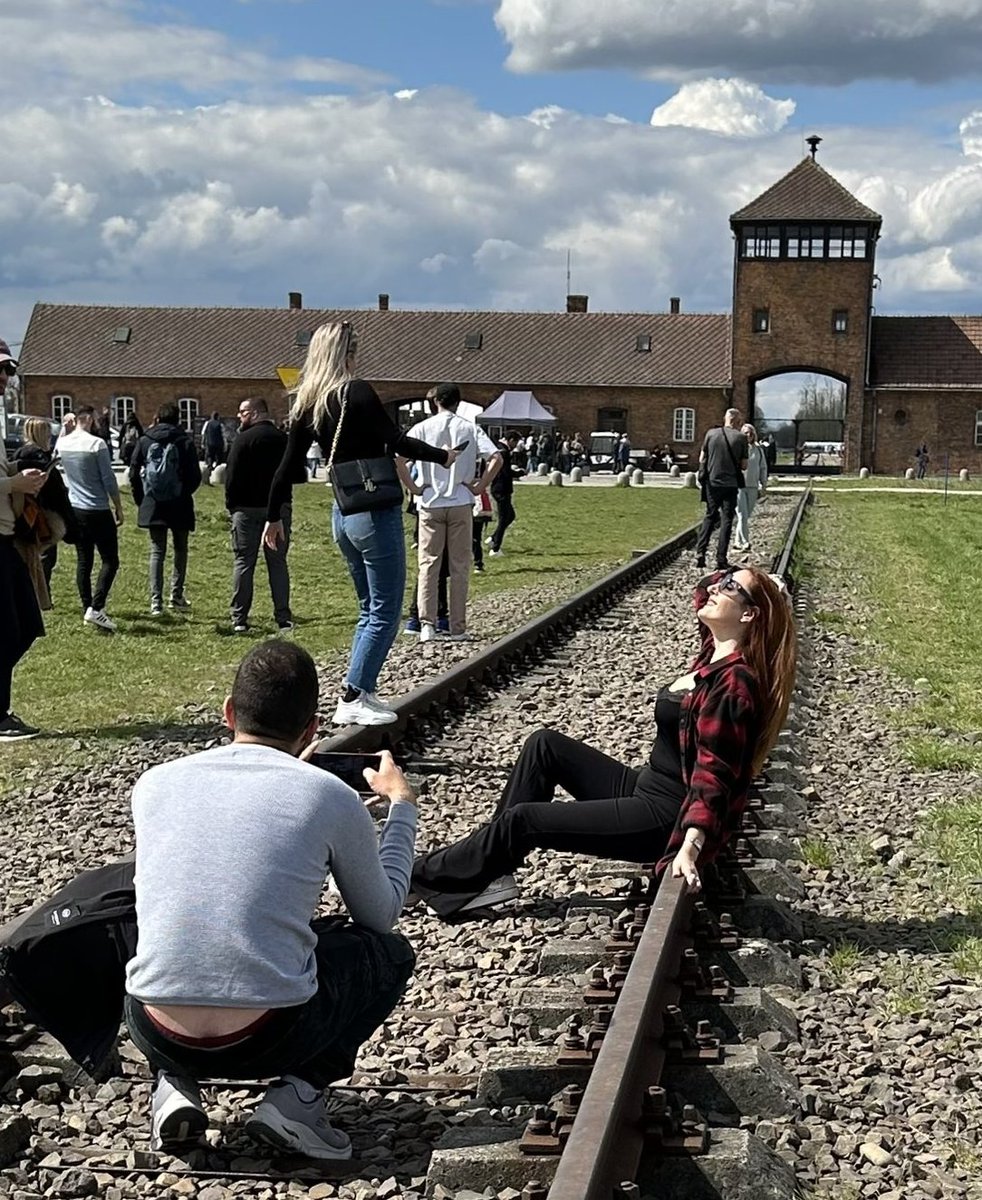 La vergogna e l'ignoranza.

#Auschwitz #17aprile