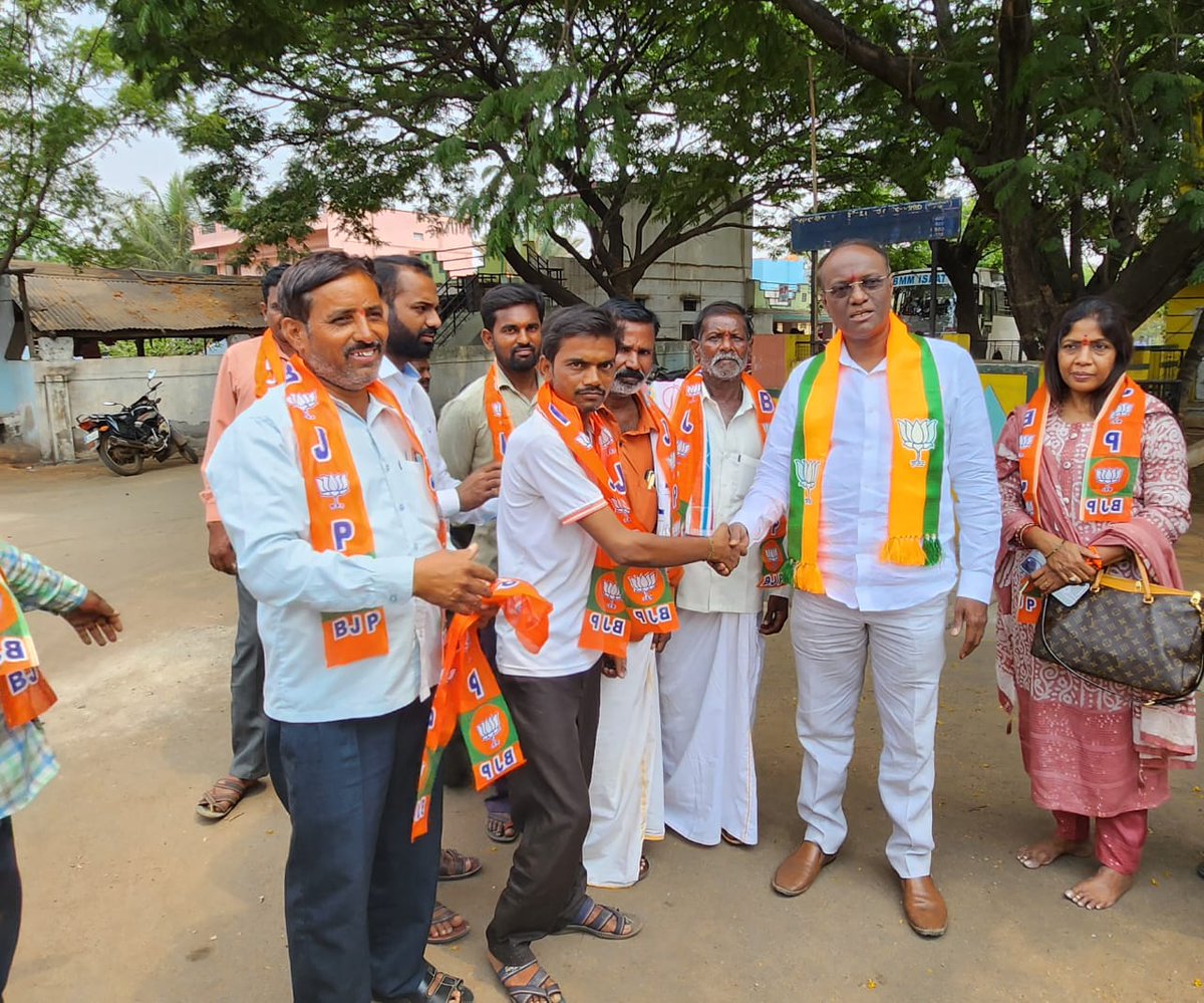 MLNARAYANAIAS's tweet photo. ನನ್ನ ಮತ ಕ್ಷೇತ್ರದ ಜನರ ಉತ್ಸಾಹ ಹಾಗೂ ನಿರೀಕ್ಷೆಗಳ ಈಡೇರಿಕೆಗೆ ಬಿಜೆಪಿಯೇ ಭರವಸೆ ಎಂಬುದನ್ನು ಡಾಣಾಪುರದ ಮತದಾರರಿಗೆ ತಿಳಿಸಿದ ನೋಟ ಇದು. 

#BJPYeBharavase #karnataka #hagaribommanahalli #bjpkarnataka https://t.co/P3ORgAy14R