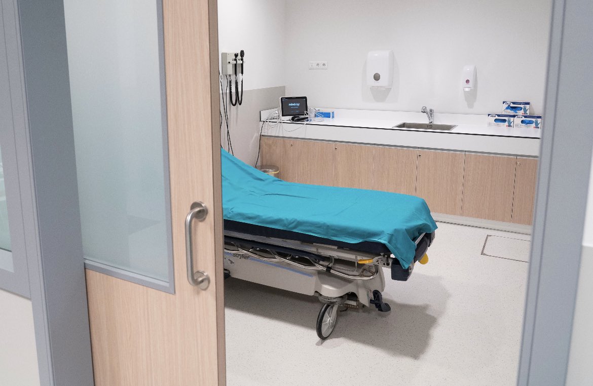 AXASegurosEs's tweet photo. 🩺💙 @HospitalMompia inaugura nuevas urgencias, siempre es mejor no tener que visitarlas, pero en el caso de hacerlo, las hemos hecho más agradables, grandes y mejores. https://t.co/P4phfzuOFJ