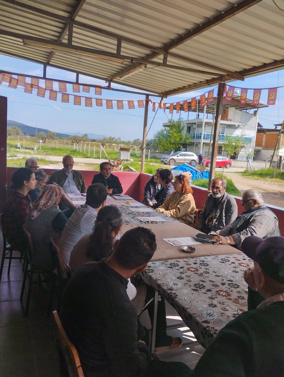 IzmirTkp's tweet photo. #İzmir 1. Bölge Milletvekili Adayımız Ozan Çayhan'ın katılımıyla #Torbalı Beşevler'de kahve toplantısı yaptık, emekçilere çözüm önerilerimizi anlattık.

Yoksulluğun ve sömürünün olmadığı bir Türkiye kuracağız!

#TKPGelirHerŞeyDeğişir 
#1oyErdoğanGitsinDiye1oyTKPye https://t.co/bdC402IG0Y