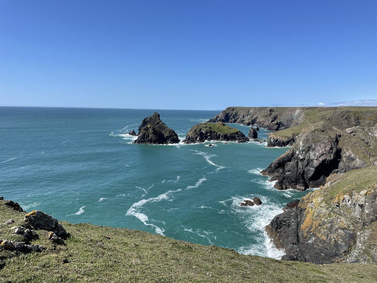 GillianSmith67's tweet photo. What better way to spend a Monday lunchtime, pop down to the Lizard and walk the coastal path to Kynance Cove β¦. #turquoisesea #blueskies #20minsfromhome #whataview #Kernow https://t.co/As8gYzIQzS