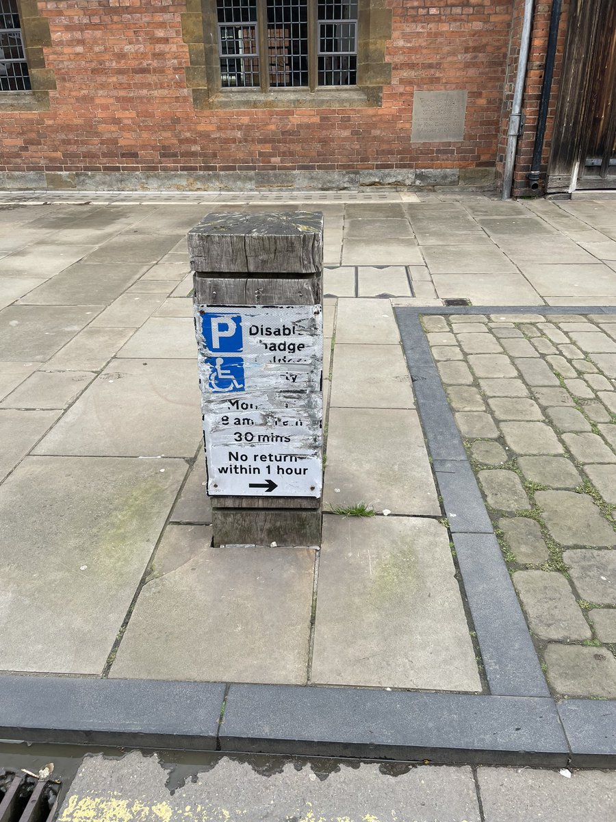 Istanbulbazaar2's tweet photo. @StratfordDC not sure how a road sweeper can be classed as a disabled vehicle which is the parking bay it is abandoned in let alone no vehicle should be there after 11am and it is now 13.17?? https://t.co/NVaHBJmEMp