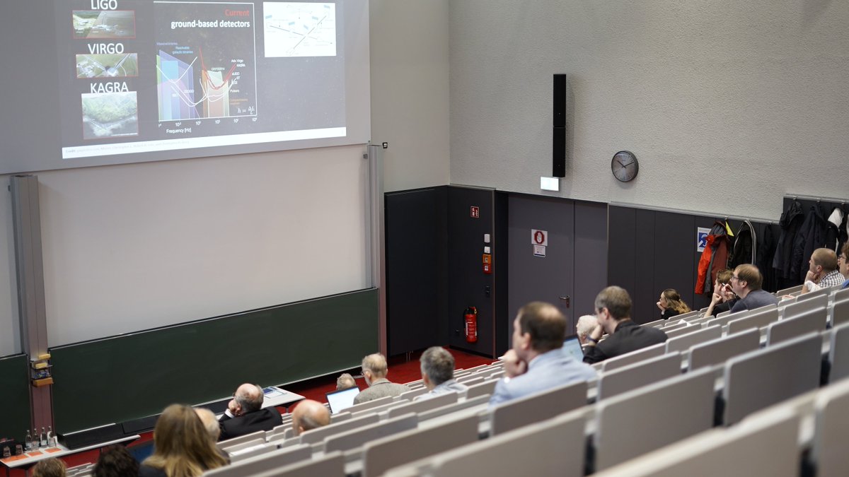 TU_Ilmenau's tweet photo. Mit einem Vortrag von @OGerberding @unihh zu #GravitationalWaves-Detektion mit #Laserinterferometrie sind wir am heutigen #WorldInterferometryDay in das Symposium @TU_Ilmenau gestartet. Nach weiteren spannenden Beiträgen öffnen wir am Nachmittag unsere Labore für Demonstrationen. https://t.co/zvNc5kNcCC