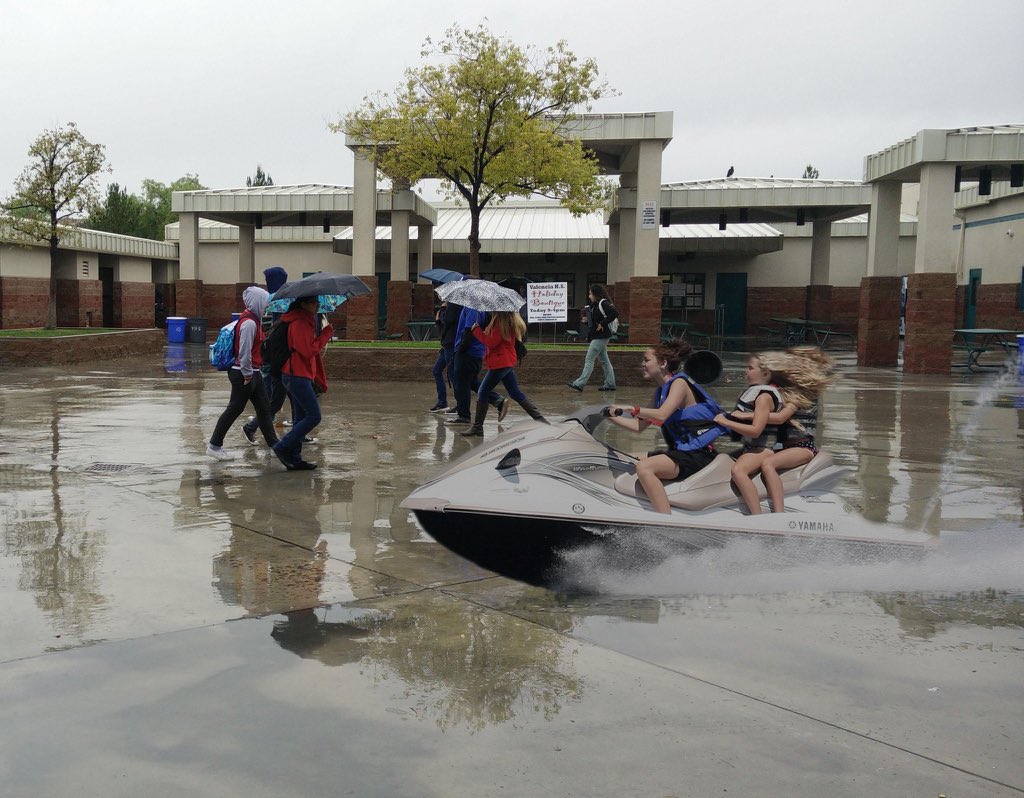 BiIIstenzel's tweet image. freshmen when the late bell rings