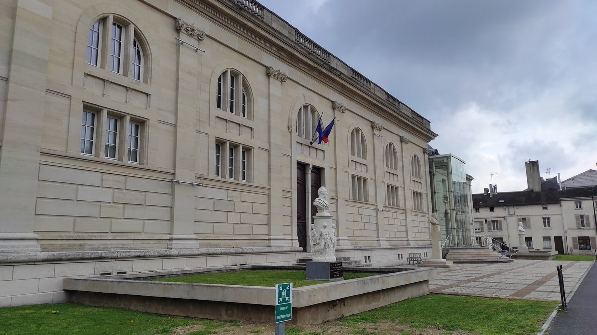 julien_berthe_'s tweet photo. Aujoud'hui avec les stagiaires de master 1 géoris et de licence géographie nous épluchons les archives departepentales de la Marne pour comprendre comment les paysages ont évolué depuis 100 ans #geographie #geoscience @ComGegenaa https://t.co/4NcIXkvVjv