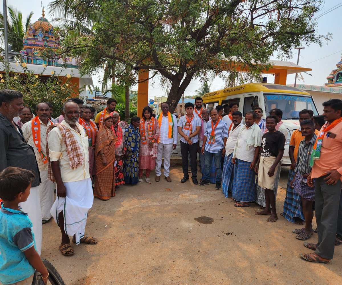 MLNARAYANAIAS's tweet photo. ನನ್ನ ಮತ ಕ್ಷೇತ್ರದ ಜನರ ಉತ್ಸಾಹ ಹಾಗೂ ನಿರೀಕ್ಷೆಗಳ ಈಡೇರಿಕೆಗೆ ಬಿಜೆಪಿಯೇ ಭರವಸೆ ಎಂಬುದನ್ನು ಡಾಣಾಪುರದ ಮತದಾರರಿಗೆ ತಿಳಿಸಿದ ನೋಟ ಇದು. 

#BJPYeBharavase #karnataka #hagaribommanahalli #bjpkarnataka https://t.co/aeFkBXCciX