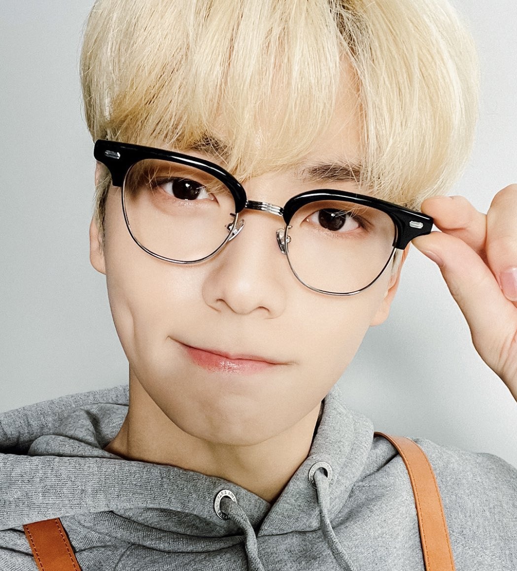 ourhomesoobin's tweet image. 숩: 🐰 👓