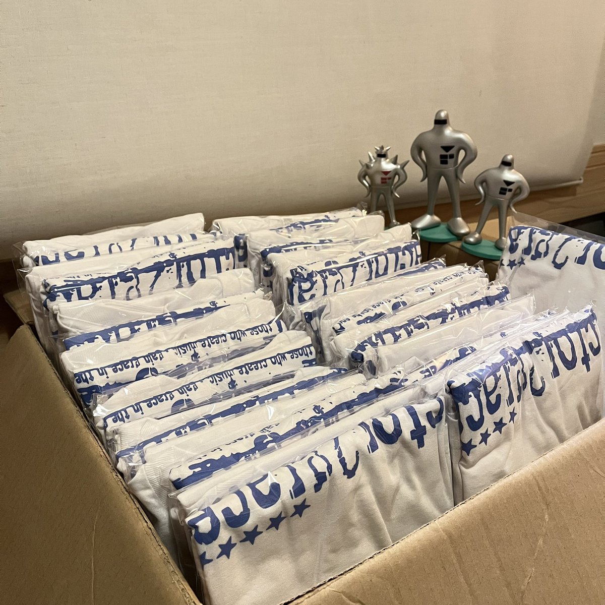 【発送開始】
お待たせしました！
注文いただいた順に発送開始していますので、お届け日に差が出るかもしれませんが、ご容赦ください。
街で見かけたら100%声かけますので、着倒してください！
よろしくお願いします！