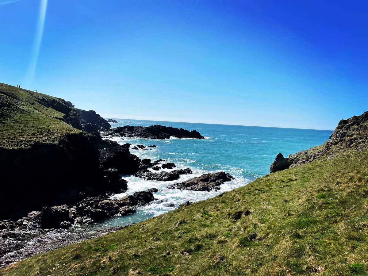 GillianSmith67's tweet image. Walking the coastal path from Lizard Point to Kynance…. #ruggedcoastline #blueskies #springhasarrived #20minsfromhome #kernow