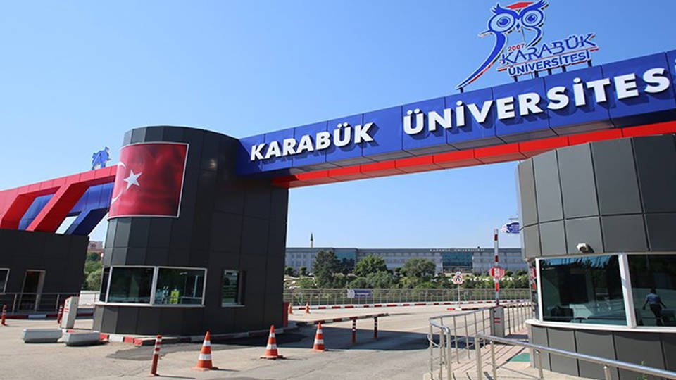 📣Karabük Üniversitesi Rektörlüğü, Gabonlu öğrenci Dina’nın ölümünün ardından yabancı uyruklu öğrencilerin temsilcileriyle yaptığı toplantıda “Burası Türkiye, ya Türk gelenek ve göreneklerine göre yaşayacaksınız ya da gidersiniz" açıklamasında bulundu. +