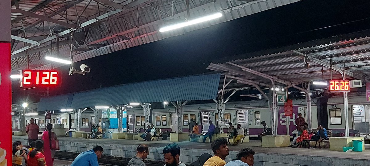NaveenNavnee's tweet photo. Imagine if the time difference is 5 hours between 2 railway flat forms..

@southernrailway https://t.co/vBkP3dfES4
