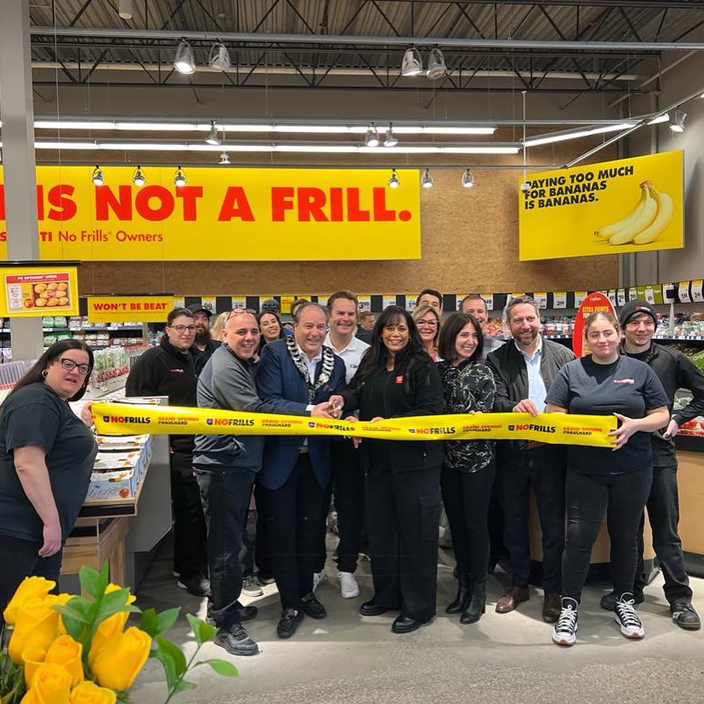 ShopKING_Twp's tweet photo. Congratulations to the new owners of Visconti’s No Frills in #Nobleton! Their grand opening yesterday was equipped with cake, and a $500 cheque to the King Township Food Bank. Mayor Pellegrini, Councillor Boyd, and the @kingchamber_ca  were on site. 

#ShopKING #KingTownship https://t.co/UwJKWXVNRQ