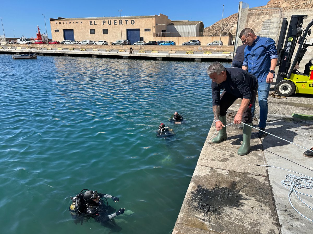 La Autoridad Portuaria de Almería participa en la limpieza del fondo marino de la dársena pesquera en una jornada promovida por Asopesca y en la que colabora <a href="/BUCEOLASNEGRAS/">Buceo Las Negras</a>