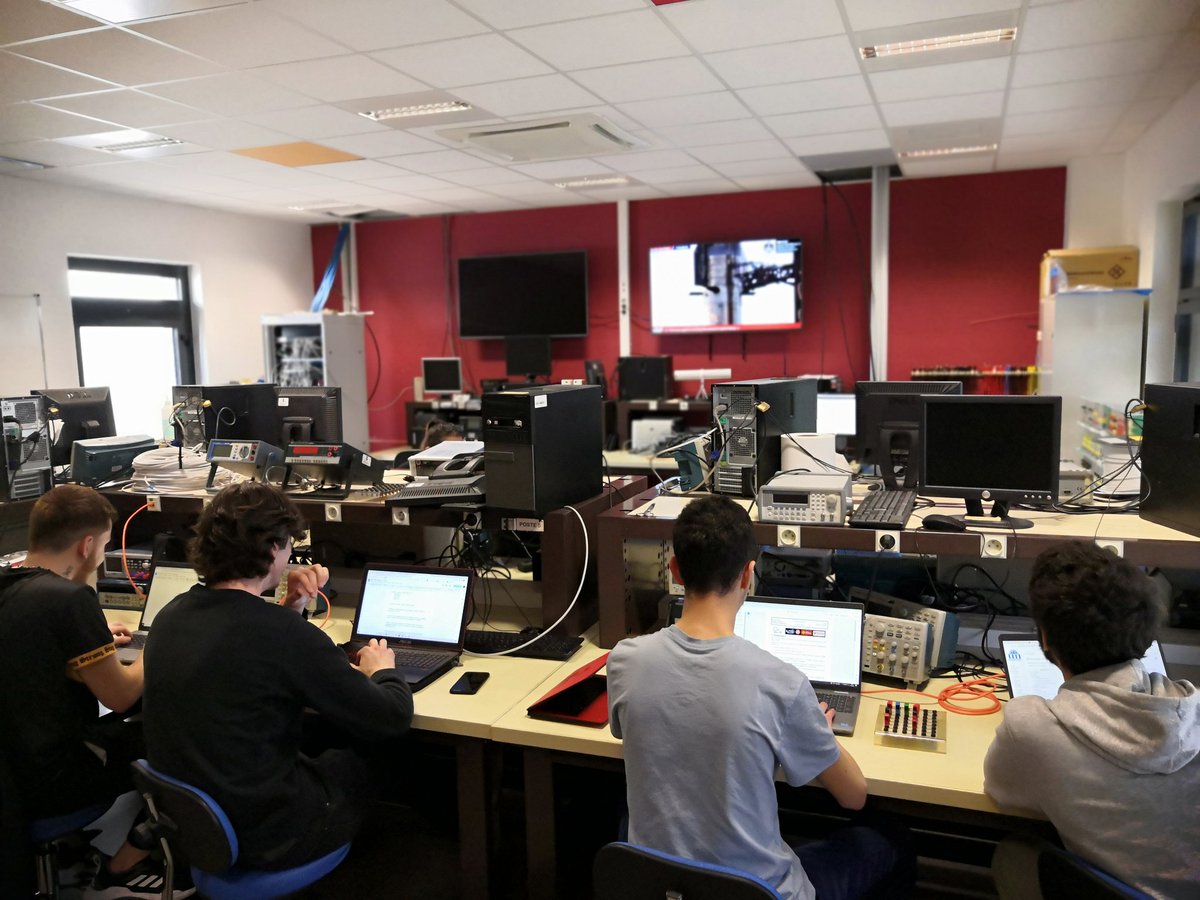 En TP de télécoms spatiales, alors que les Bachelors 1ere année travaillent sur la mise en orbite de satellites géostationnaires, <a href="/SpaceX/">SpaceX</a> s'apprête à lancer son #starship 🤩🚀