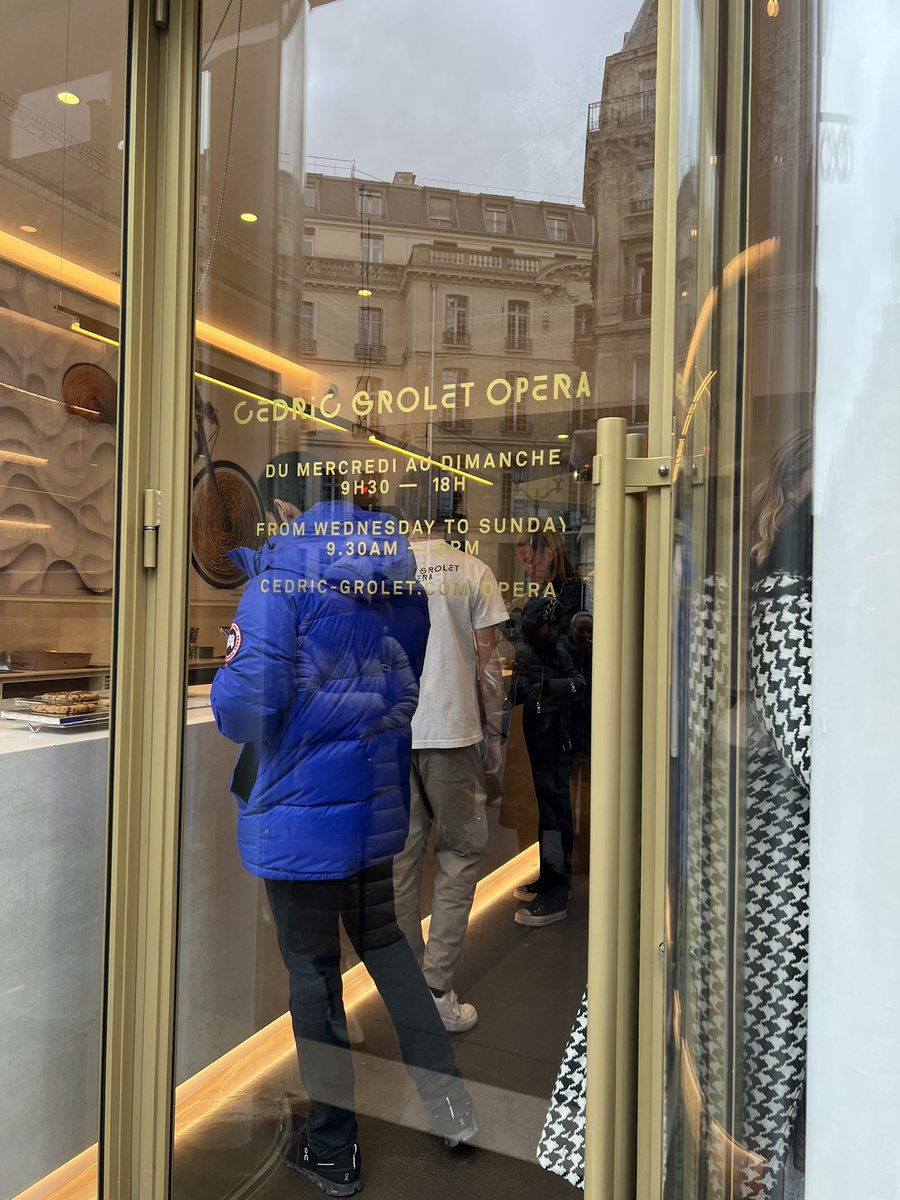 Travel_Expe's tweet photo. There’s definitely something amazing about this bakery, there was a very long queue but didn’t have time to wait but next time definitely!!! Had to take pictures ☺️☺️@CedricGrolet #paris #bakery #frenchpastries #travelexperiences #traveldiaries https://t.co/smzpwg3NiO