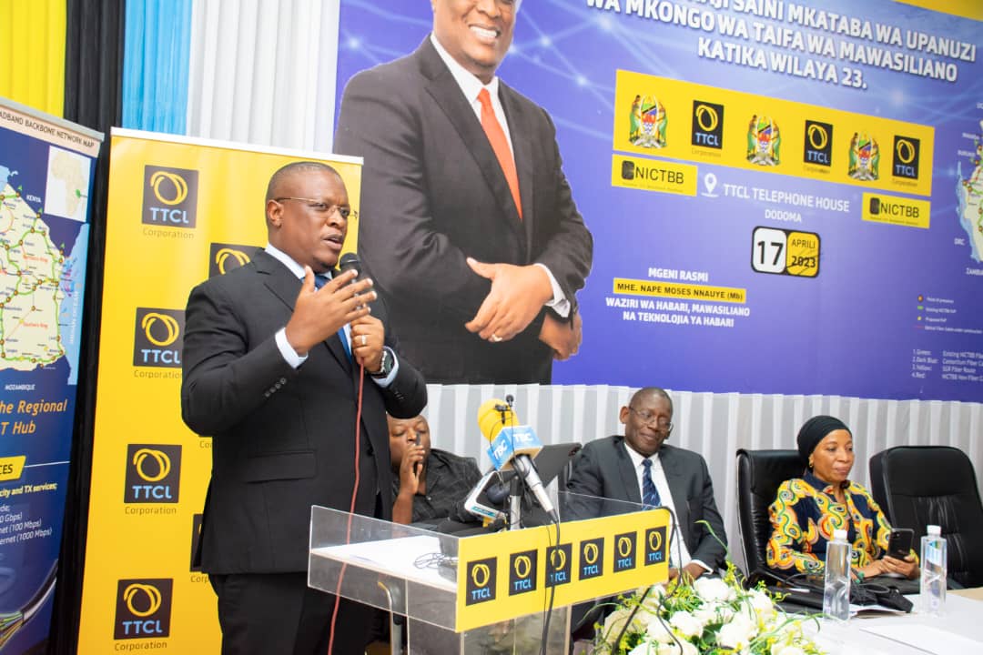 TTCLCorporation's tweet photo. Waziri wa Habari, Mawasiliano na Teknolojia ya Habari Mhe. Nape Nnauye (wa pili kushoto) akipewa Maelezo kutoka kwa Mkurugenzi Mkuu wa TTCL kuhusu njia ya mkongo katika Wilaya 23 wakati wa hafla ya utiaji saini Mkataba wa Upanuzi wa mkongo katika Wilaya hizo leo Aprili 17, 2023 https://t.co/4O6JuXjCdf