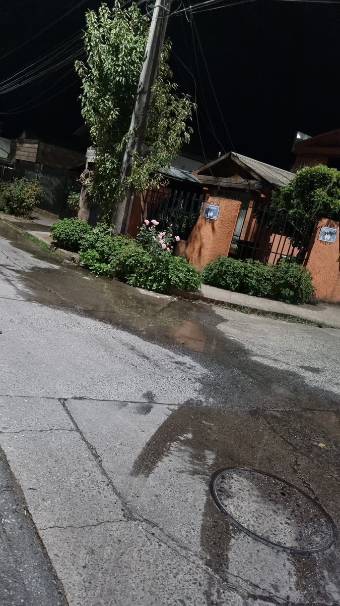 Rohyn21's tweet photo. Aguas servidas en la vía pública desde ayer en av general velasquez con hurtado de Mendoza, hda los fundadores, chillan viejo. @essbio @emergencianuble https://t.co/xAok7ScNa0