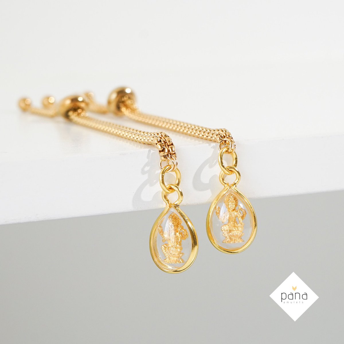 Pana_amulets's tweet photo. 🌸 กำไลมินิพระแม่ลักษมี 🌸

เทวีแห่งความงาม ความรัก และร่ำร���ย
ท่านเสริมดวงเสน่ห์ เมตตามหานิยม ความรัก ทั้งคนโสด และมีคู่ครอง
องค์แม่รักเดียวใจเดียว ประทานพรให้คนที่มีความตั้งใจจริง ที่จะรักใครสักคน หรืออยากมีคู่ครองที่ดีคู่ที่ศีลเสมอกัน พร้อมทั้งเสริมดวงการเงิน มั่งคั่ง https://t.co/zT9R3S5ijL