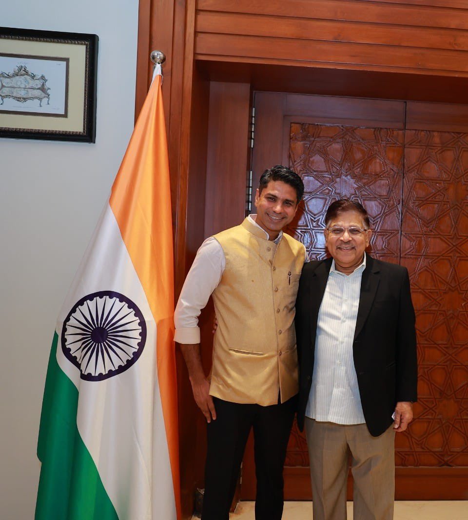 Inspirational meeting with Renowned Film Producer Mr Allu Aravind. His son  Allu Arjun and Nephew Ram Charan are famous film actors. 

#Pushpa2TheRise #RRR <a href="/AlluArjunHCF/">Allu Arjun FC</a>