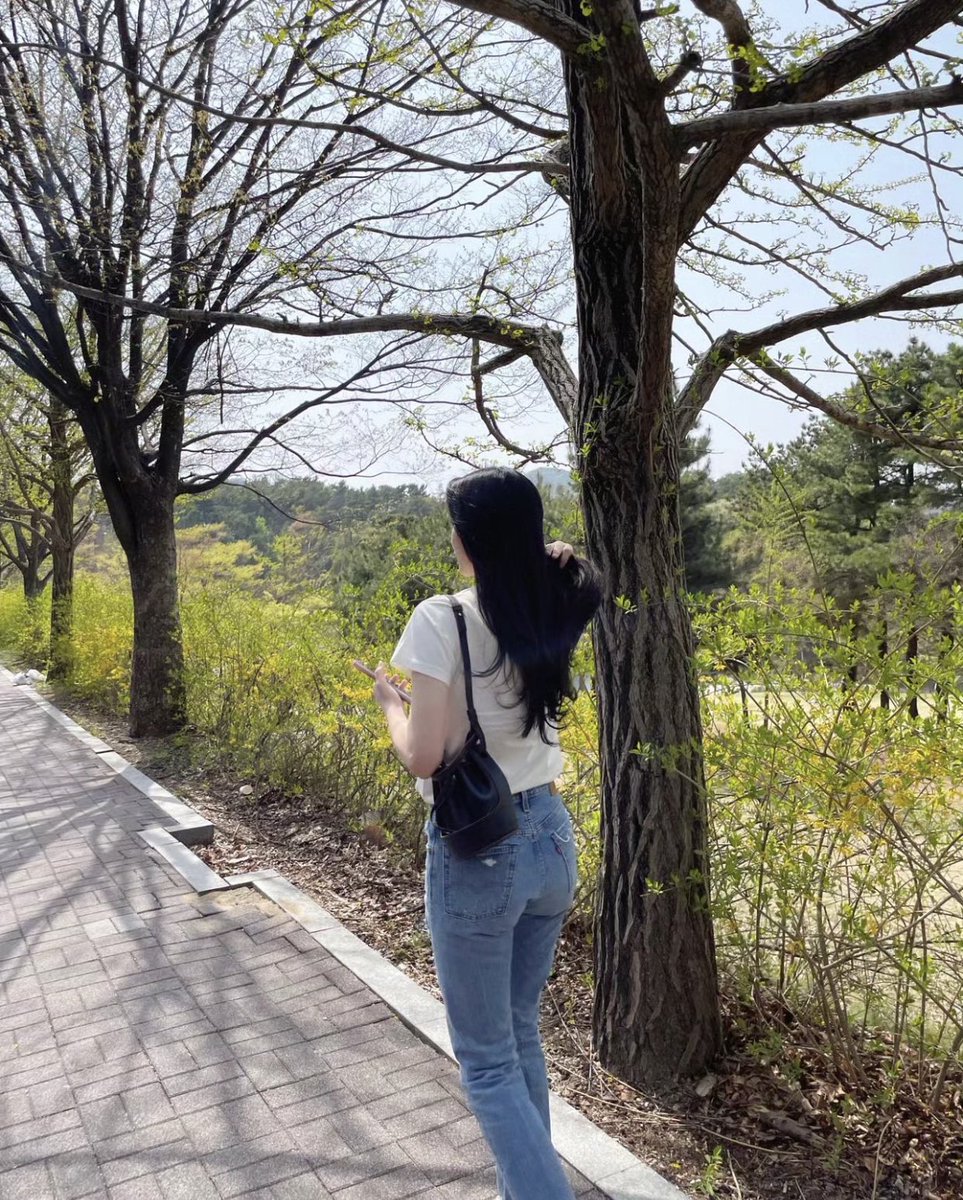 itskaylife's tweet photo. According to dcgall, these were taken at Seoul National University, around the back gate. Was HyunHae trying to be a CC (campus couple)? 😂
#TransitLove2 https://t.co/HpEfe15hMT