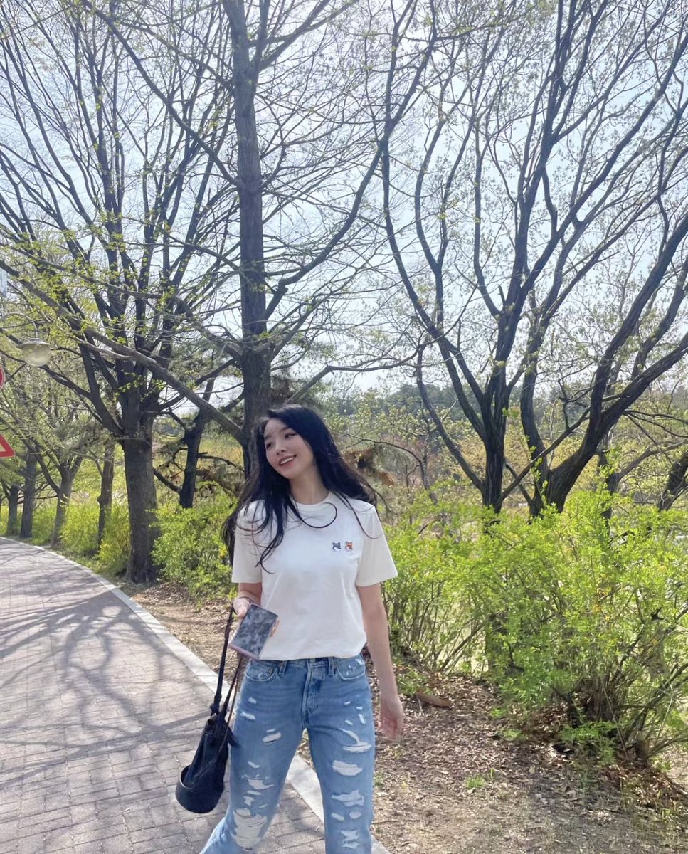 itskaylife's tweet photo. According to dcgall, these were taken at Seoul National University, around the back gate. Was HyunHae trying to be a CC (campus couple)? 😂
#TransitLove2 https://t.co/HpEfe15hMT