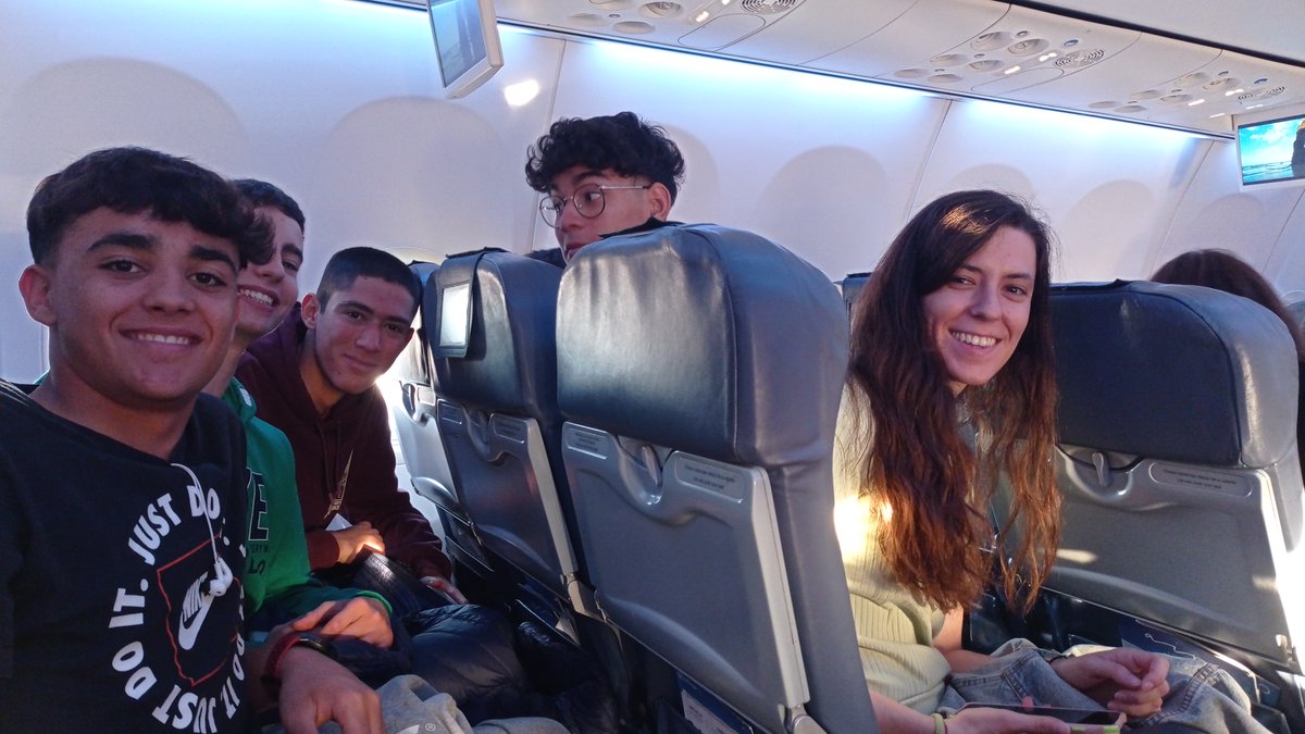 CIDEcooperativa's tweet photo. L'alumnat de 3r d'ESO que gaudeix d'una beca Erasmus de mobilitat ja ha arribat a Portugal. El viatge ha anat bé i ja esperen per conèixer els seus nous companys europeus. @sepiegob #erasmusplus https://t.co/khkBsB9KbH