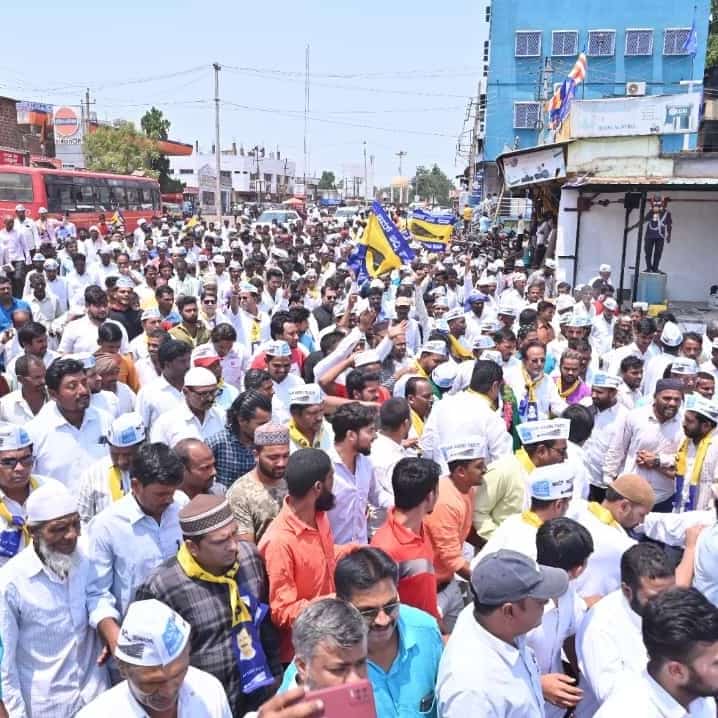 aapkaprithvi's tweet photo. ಆಮ್ ಆದ್ಮಿ ಪಕ್ಷದ ಬೀದರ್ ದಕ್ಷಿಣ ಕ್ಷೇತ್ರದ ಅಭ್ಯರ್ಥಿ ನಸೀಮುದ್ದೀನ್ ಪಟೇಲ್ ಇಂದು ನಾಮಪತ್ರ ಸಲ್ಲಿಸಿದರು, ಸಾವಿರಾರು ಬೆಂಬಲಿಗರು ಭಾಗವಹಿಸಿದ್ದರು ! ವಿಜಯವು ನಿಮ್ಮದಾಗಲಿ ! 
Thousands of supporters joined @AAPKarnataka Bidar South candidate, Naseemuddin Patel, to file his nomination papers today ! https://t.co/ozkPn9VBL5