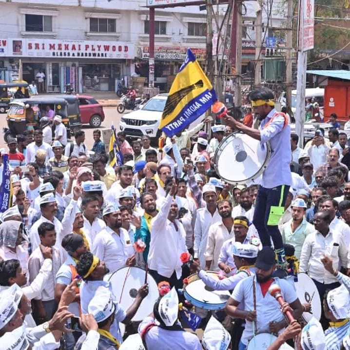 aapkaprithvi's tweet photo. ಆಮ್ ಆದ್ಮಿ ಪಕ್ಷದ ಬೀದರ್ ದಕ್ಷಿಣ ಕ್ಷೇತ್ರದ ಅಭ್ಯರ್ಥಿ ನಸೀಮುದ್ದೀನ್ ಪಟೇಲ್ ಇಂದು ನಾಮಪತ್ರ ಸಲ್ಲಿಸಿದರು, ಸಾವಿರಾರು ಬೆಂಬಲಿಗರು ಭಾಗವಹಿಸಿದ್ದರು ! ವಿಜಯವು ನಿಮ್ಮದಾಗಲಿ ! 
Thousands of supporters joined @AAPKarnataka Bidar South candidate, Naseemuddin Patel, to file his nomination papers today ! https://t.co/ozkPn9VBL5