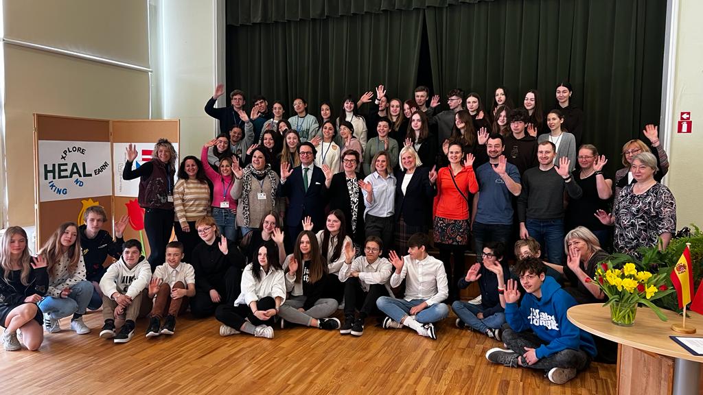 EmbajadaEspRiga's tweet photo. Today elementary school 🇱🇻 Rīgas Valda Avotiņa pamatskola welcomes students from Spain 🇪🇸 IES Virgen de la Soledad and the Czech Republic 🇨🇿 for a common project "Hiking - Explore And Learn" within the framework of @EUErasmusPlus
#erasmus #erasmusprojects #etwinning https://t.co/meuGR6h24j
