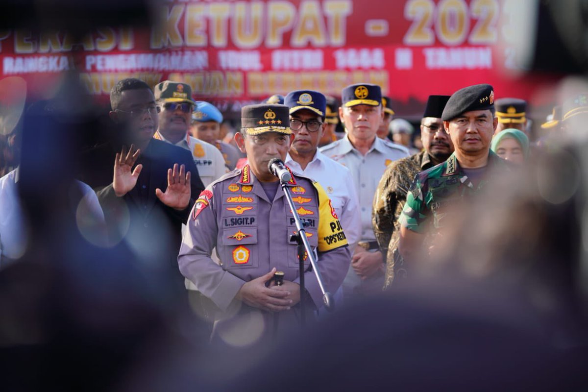 ListyoSigitP's tweet photo. Hari ini digelar Apel Gelar Pasukan Ops Ketupat 2023 di Lap. Silang Monas Jakarta, Saya berpesan kpd seluruh pers pam ops ketupat 2023 agar bekerja dgn sungguh-sungguh, mawas diri, siap sedia dan menjadikan giat pam sbg kehormatan, sekaligus ladang amal ibadah.

#opsketupat2023 https://t.co/ZJ4VWR4tzO