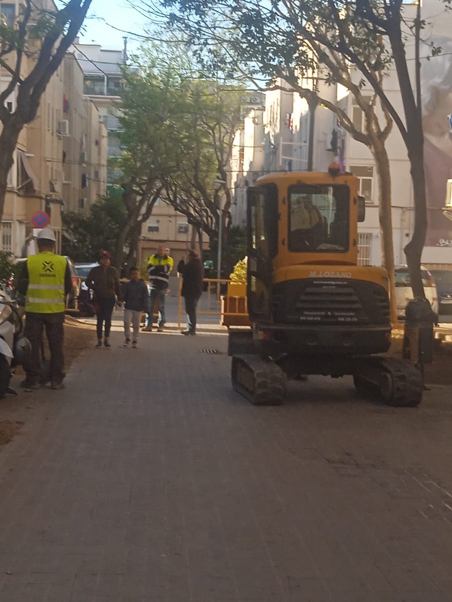 SMasificacion's tweet photo. Si una cosa podem treure en clar d'aquesta resposta d @LHAjuntament a les iniciatives veïnals és q si no estan dintre del seu marc clientelar, estan destinades a la repressió. Tal és la por q li tenen a l'autogestió q fins i tot a un mes de les eleccions fan aquesta barbaritat.. https://t.co/4vfQNxXn5j
