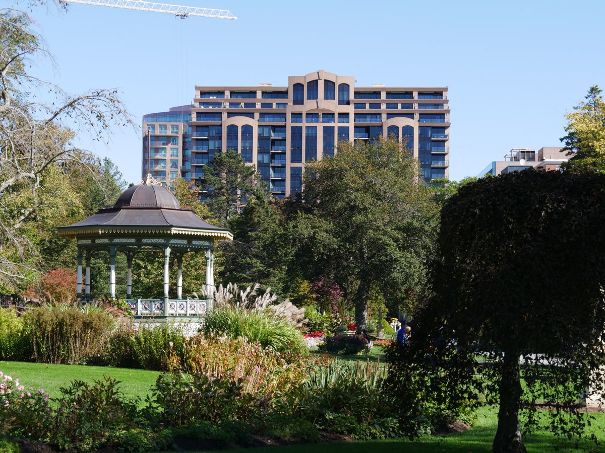 universalhfx's tweet photo. Live life in full bloom at The Paramount 🌷 The Paramount’s luxurious apartments are located just across the street from the stunning Halifax Public Gardens, offering a picturesque backdrop for your city living. 

Email paramount@universalgroup.ca for more information on renting! https://t.co/Mh6OmGGeKy