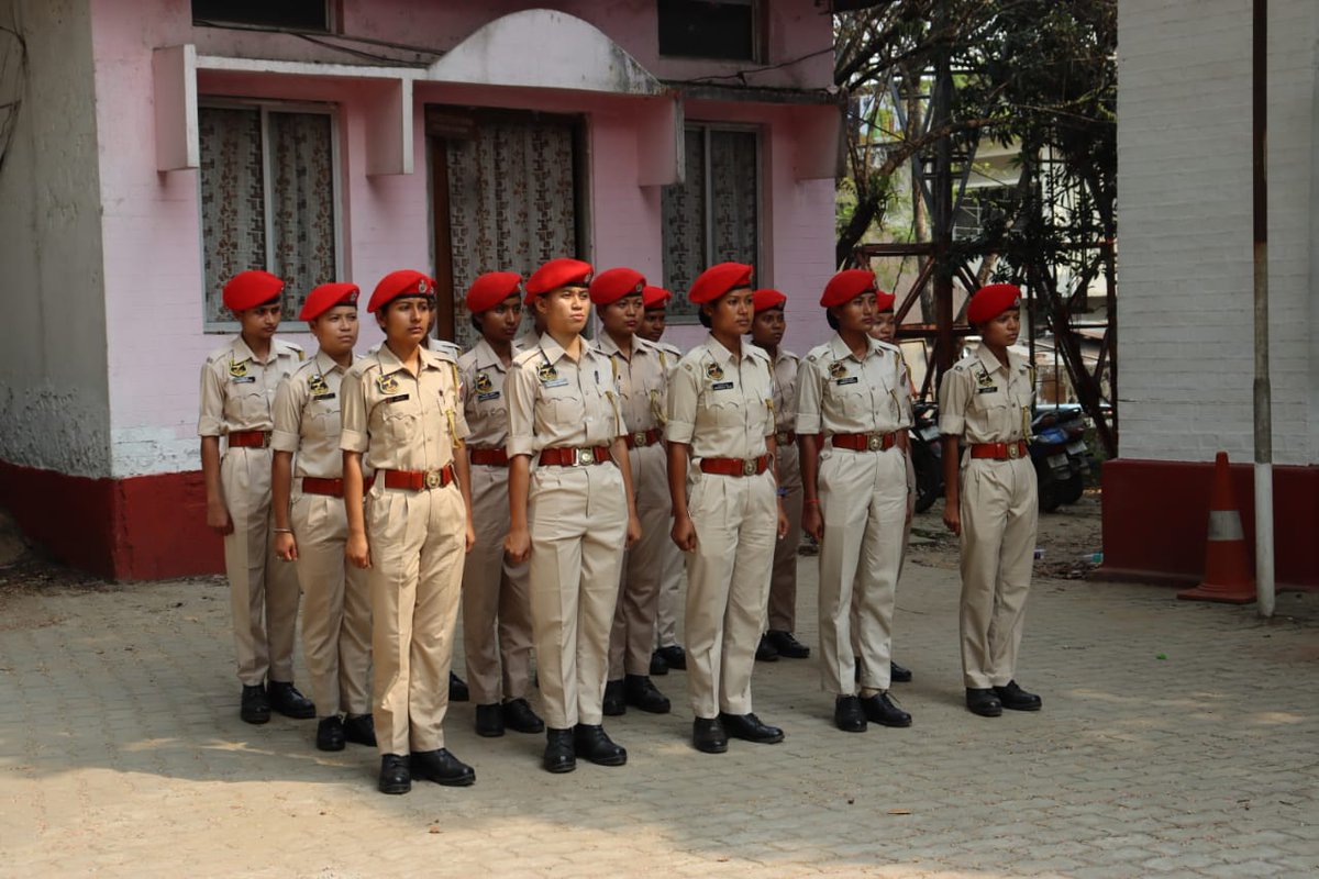 cacharpolice's tweet photo. The newly appointed UB Constables arrived after completing basic training were briefed by Supdt. of Police, Cachar to perform their assigned duties and provide emergency assistance to the people in Police Stations.
@DGPAssamPolice
@gpsinghips
@assampolice https://t.co/Ip2io9Kjpf