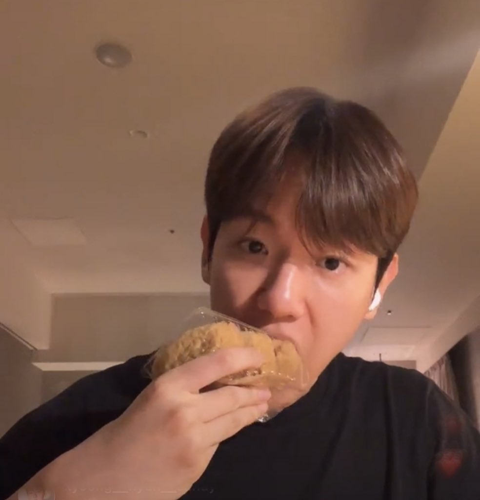 0925_akane's tweet photo. 先程仕事が終わったので帰ろうと思うのですが、うちの会社的にコンビニ食ダメなんですけど、ベクちゃんが食べてるってことは健康なので多分大丈夫だと思って、ガチ遠いですがセブンに行こうと思います。 https://t.co/MMYfthYEvr