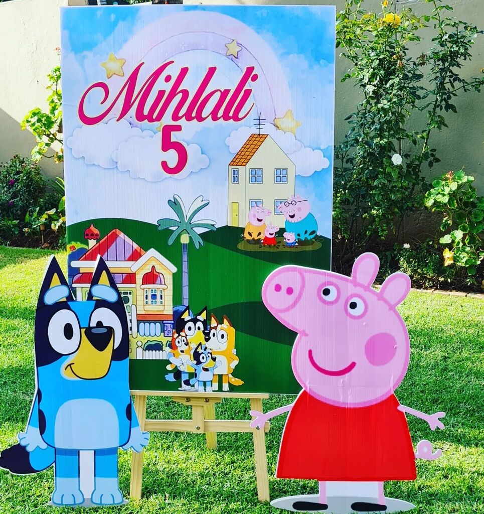bubbledust_za's tweet photo. A Bluey and Peppa party💙🩷

#peppapig #bluey #peppapigparty #blueyparty #partyprops #pawsome #paw #bespoke #candlesofinstagram #candles #ribbons #backdrop #events #celebrate #dusted #@bubbledust_za #embroidery #bubbledust #promotionalproducts #tshirtprinting #schoollabels #st… https://t.co/TKlL3GwaBZ
