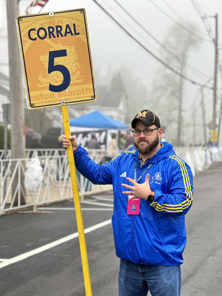 MarlboroBands's tweet image. My job is to walk this sign across the start line four time. Look for me on your televisions! #famous #signguy #letsgoooo