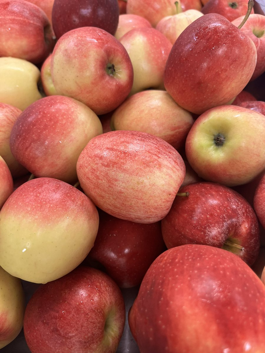 NutritionCISD's tweet photo. Did you know that apples are rich in nutrients and good for your heart? They can also improve bone health and help to keep your brain alert! #freshapples #healthybreakfastforkids https://t.co/k6HvexLRtn