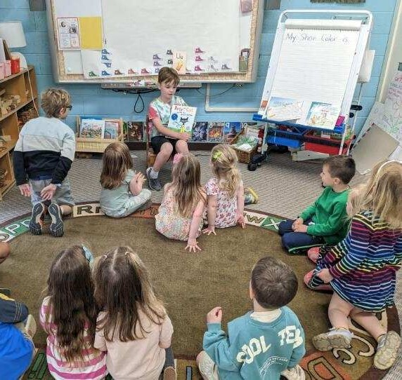 hfsFriends's tweet photo. Third grade joined their buddies in Skippers to read stories and make button bracelets together!
#buddies #community #QuakerEd #joyouslearning https://t.co/udHTdeaCBy